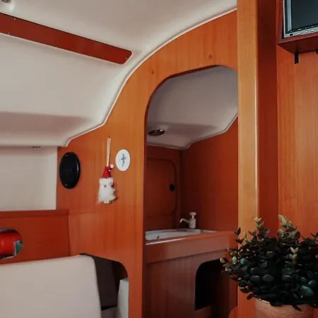 Surfbird Cozy Sailboat Escape * Lisboa