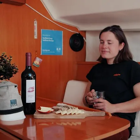 Surfbird Cozy Sailboat Escape Ботель