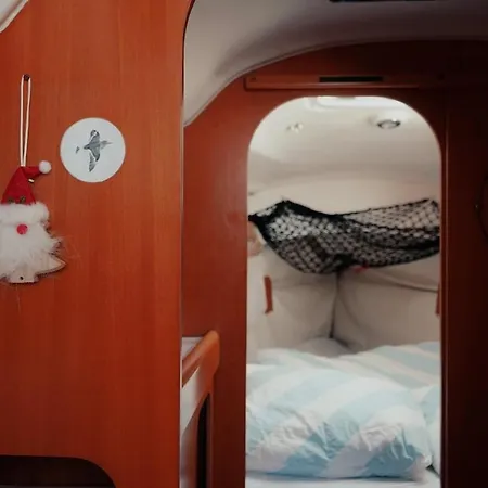 Úszó hotel Surfbird Cozy Sailboat Escape