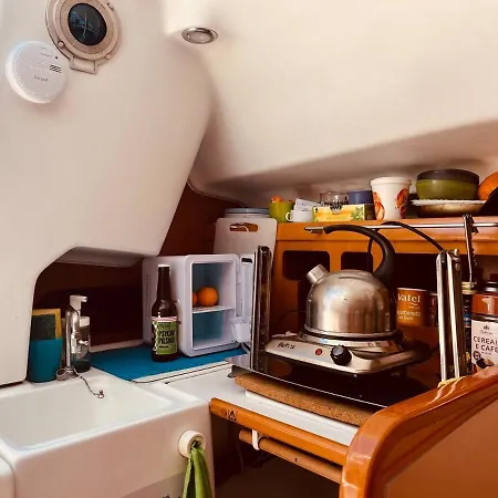 Surfbird Cozy Sailboat Escape Лиссабон