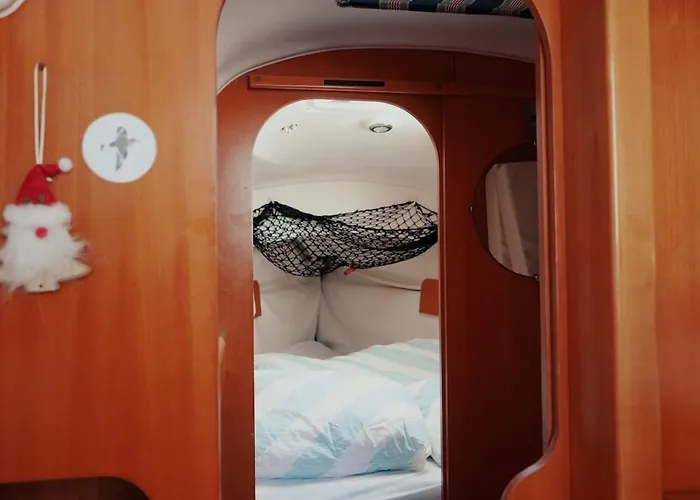 Botel Surfbird Cozy Sailboat Escape Lissabon