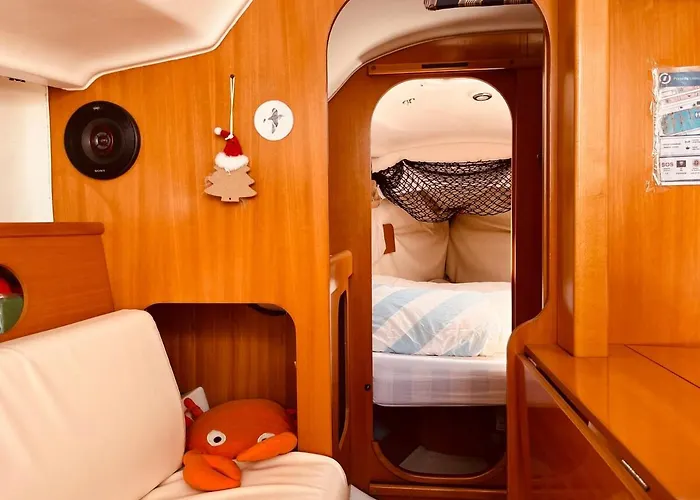 Surfbird Cozy Sailboat Escape Botel